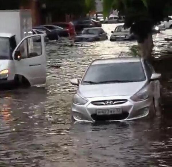 Сильнее всего стихия разгулялась в Бежицком районе. Там под водой скрылась большая часть улиц. На фото: улица Камозина.