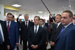 Дмитрий Медведев на стенде «Русского Технического Общества».