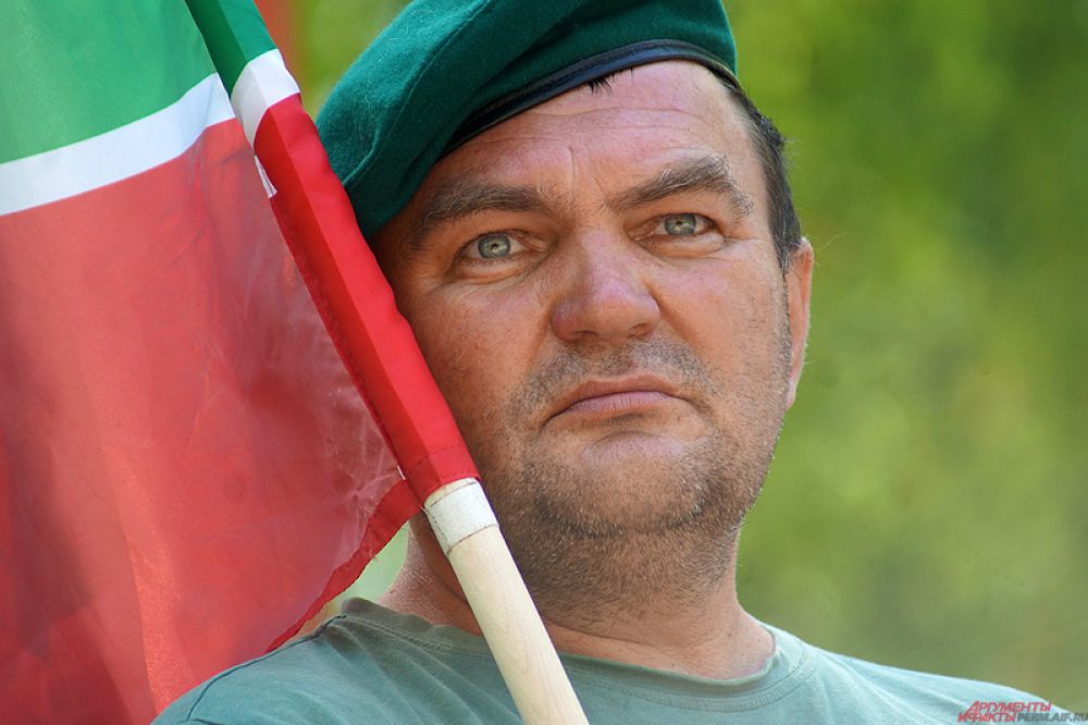 После состоялось поздравление пограничников у памятника «Разорванное братство». Перед собравшимися выступали чиновники, представители воинских организаций и духовенства.