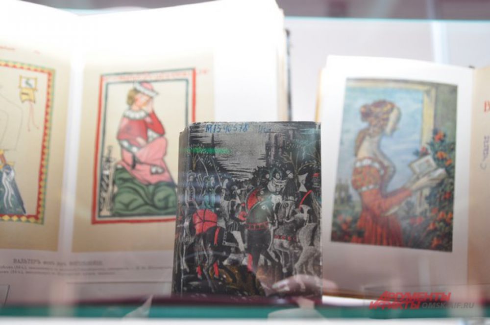 Библиотека имени Пушкина провела для журналистов экскурсию по Музею книги.