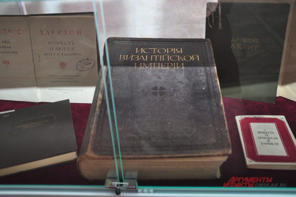 Библиотека имени Пушкина провела для журналистов экскурсию по Музею книги.