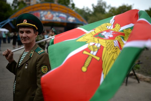 Пограничники в запасе на праздновании Дня Пограничных войск в Центральном парке в Новосибирске.