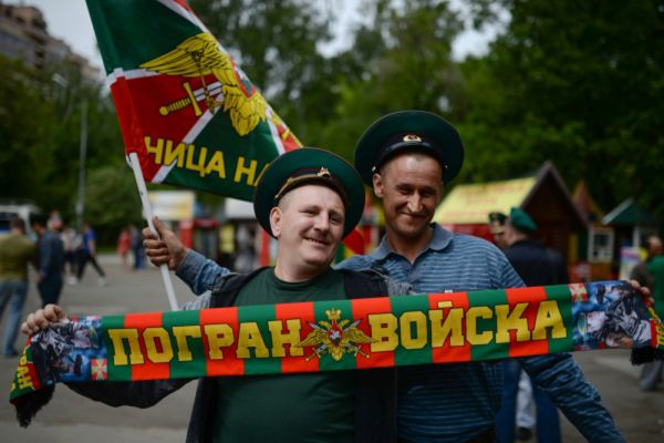 Пограничники в запасе празднуют День Пограничных войск в Центральном парке в Новосибирске.