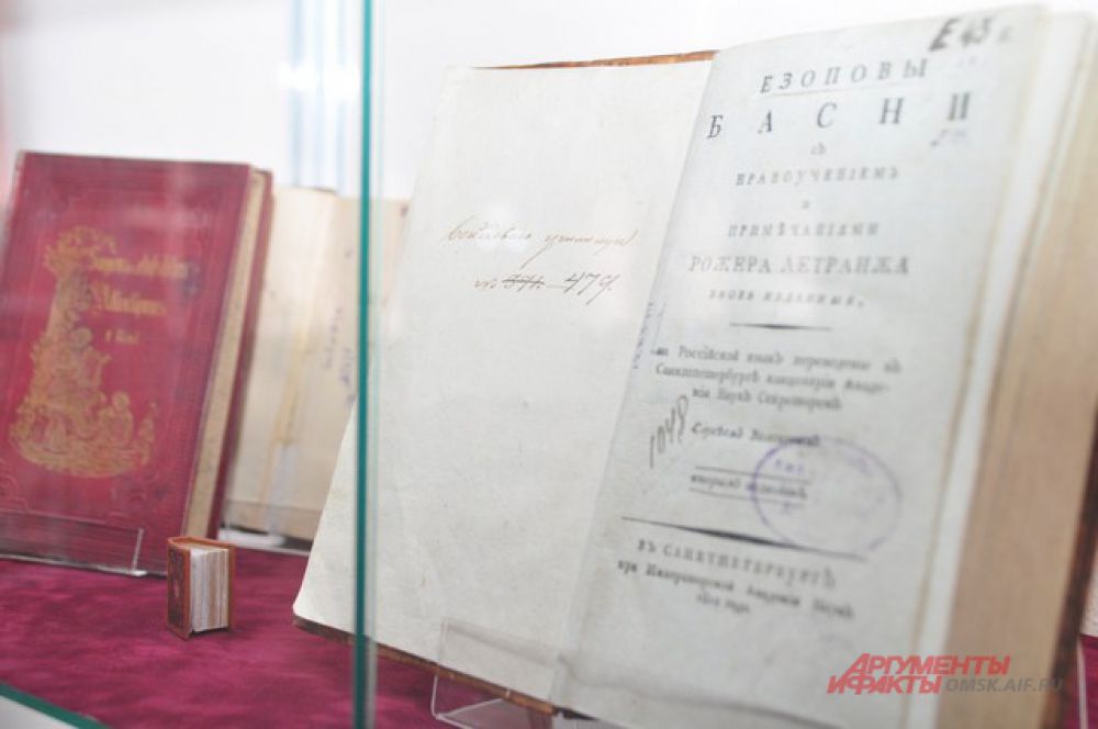Библиотека имени Пушкина провела для журналистов экскурсию по Музею книги.