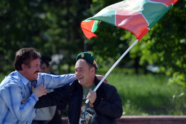 Пограничники в запасе празднуют День Пограничных войск в парке 30-летия ВЛКСМ в Омске.