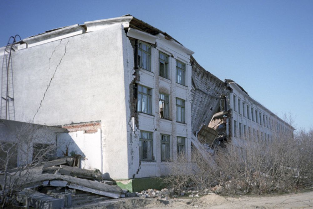 37 человек скончались на этапах эвакуации и в лечебных учреждениях. Всего в результате землетрясения погибли 2040 человек, из них 268 детей. Ранения разной степени тяжести получили около 720 человек.