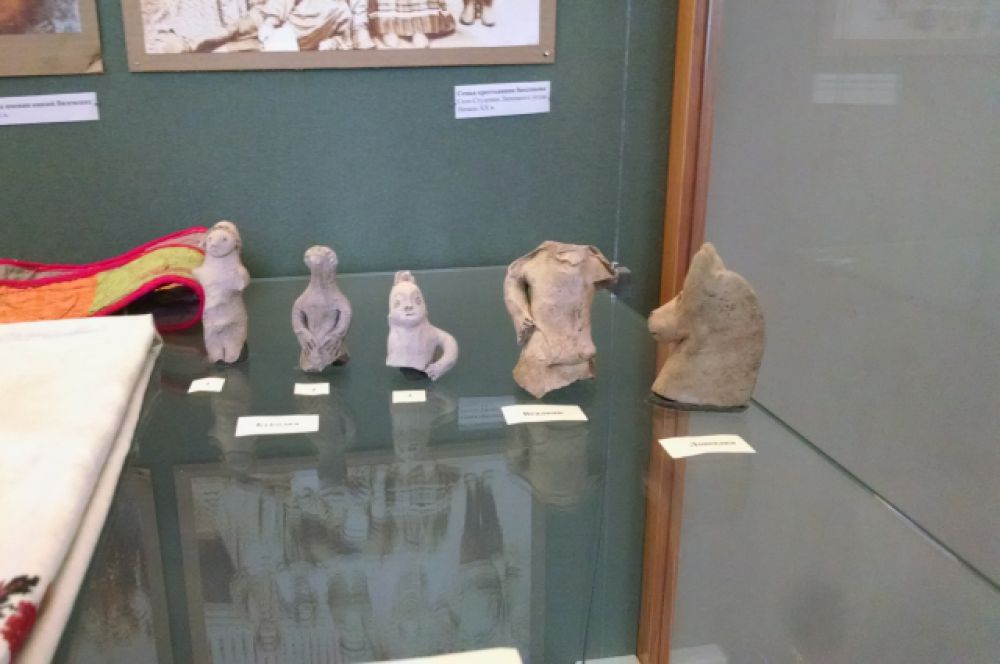 А эти игрушки детей 17-го века. Их нашли во время раскопок на территории области.