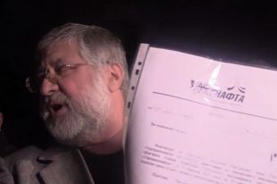 Игорь Коломойский возле офиса компании