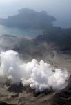 Активизация вулканической деятельности вновь заставила ученых заговорить о вероятности извержения вулкана Фудзи — самой высокой и знаменитой горы Японии и крупнейшего в стране действующего вулкана, его извержение может угрожать не только ближайшим к горе префектурам Сидзуока и Яманаси, но и японской столице.
