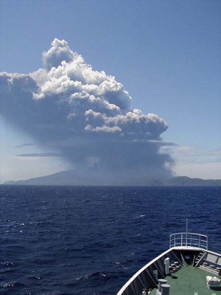 Японские вулканологи рассчитали, что вероятность мощного извержения в Японии в течение 100 лет составляет 1%, но если оно произойдет, то может затронуть 120 миллионов человек из 127-миллионного населения страны. В Японии сконцентрировано 7% всех вулканов земного шара.
