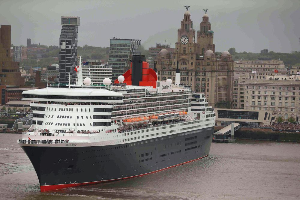 25 мая. Лайнер Queen Mary 2 разворачивается на реке Мерси в Ливерпуле.