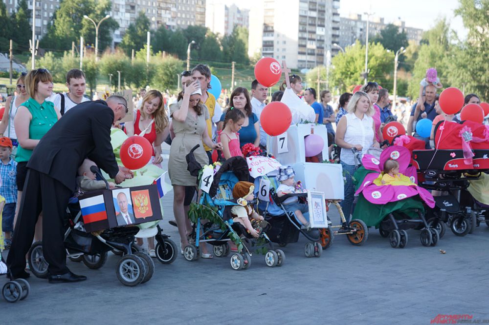 Часть родителей преобразила привычные коляски в нечто удивительное.