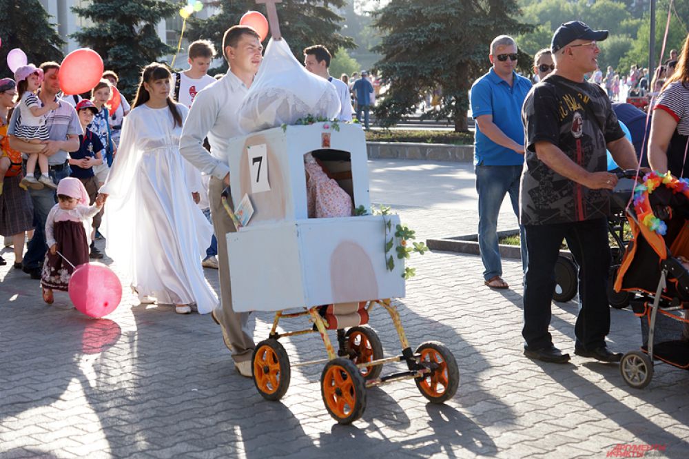 Коляска в виде православного храма.