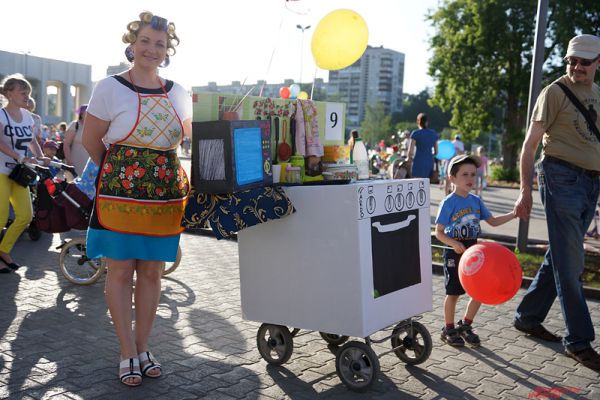 Здесь можно было встретить и зеленую коляску-цветок, и коляску с президентом, одетым в миниатюрный пиджак, и коляску диджея. 