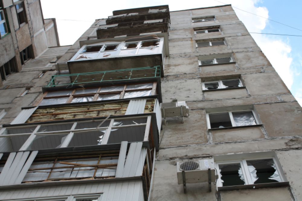 Жилой многоквартирный дом, пострадавший в результате обстрела города Горловки Донецкой области.