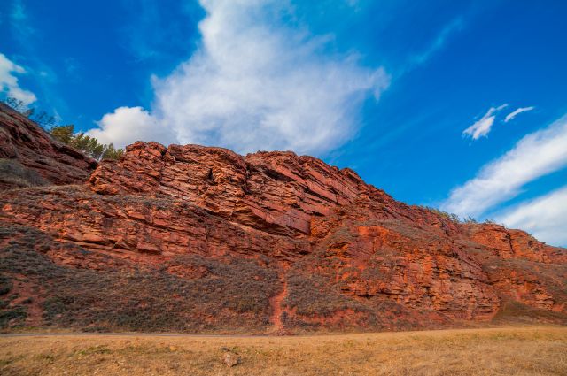 На этих красных скалах много веков назад древние люди оставили свидетельства своей жизни. 