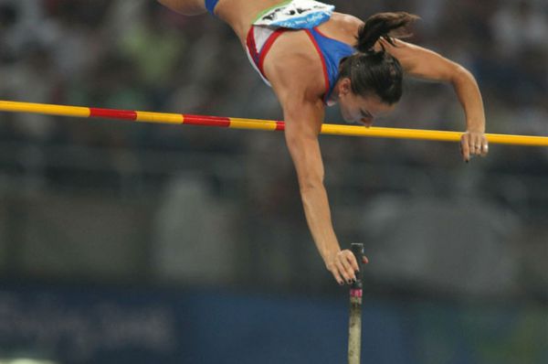 22 июля 2005 года на Гран-при Лондона Елена прыгнула на 5 метров. Это первый в истории женского спорта прыжок с шестом на такую высоту.