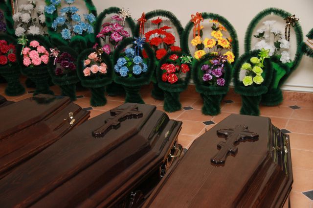 Крематорий гроб. Кемеровское похоронное агентство. Гробы в крематории с цветами. Кладбище кремированных. Прощание в барнаульском крематории.