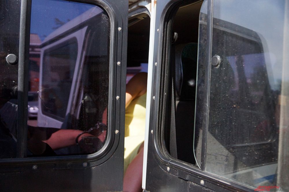 Позднее выяснилось, что это был не первый подобный инцидент с участием дамы. Ранее она уже пыталась избивать водителей-мужчин.