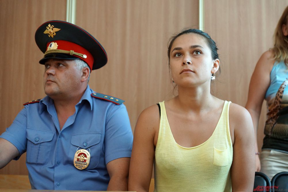 После чего она отвечала на вопросы судьи.