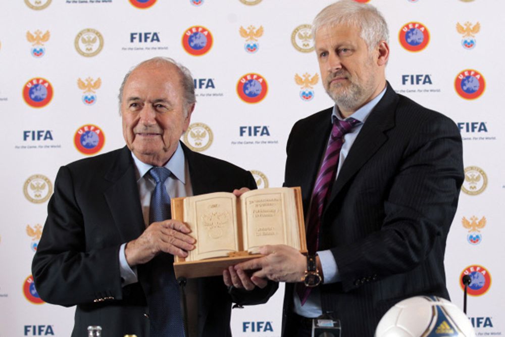 2012 год. Президент ФИФА Йозеф Блаттер и глава РФС Сергей Фурсенко отвечают на вопросы журналистов во время пресс-конференции, посвященной 100-летию Российского футбола.