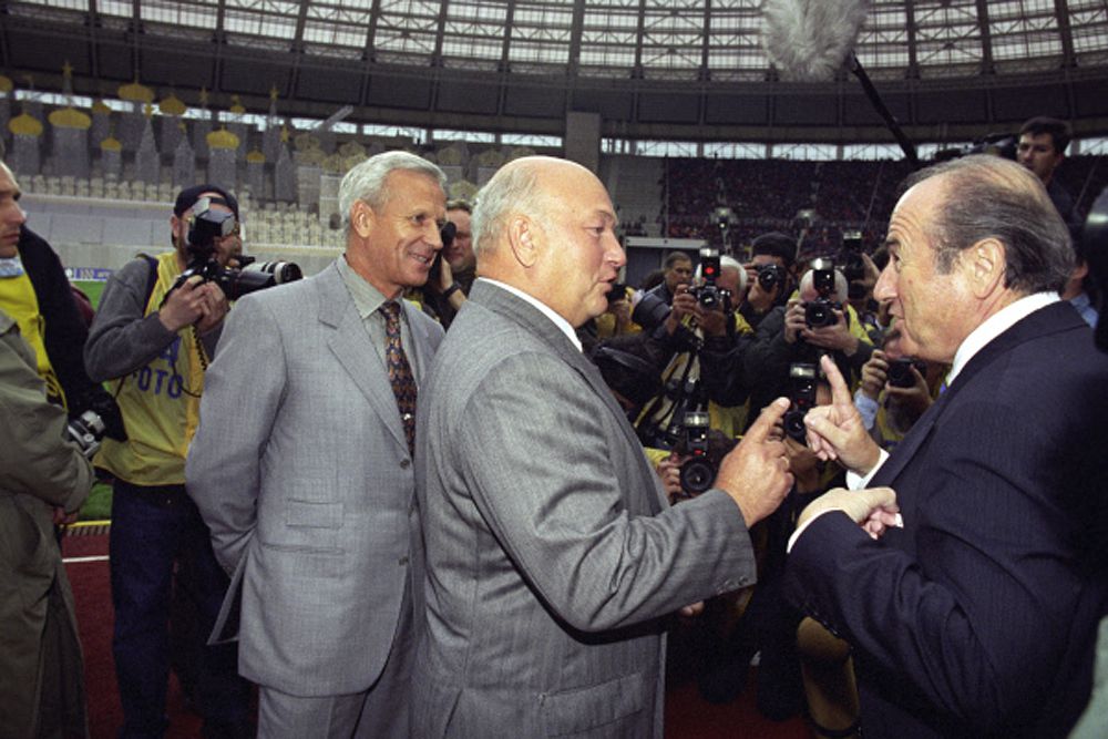 1997 год. Матч между сборными командами России и ФИФА, посвященный 100-летию российского футбола и 850-летию Москвы. Мэр Москвы Юрий Лужков (слева) и президент ФИФА Йозеф Блаттер.