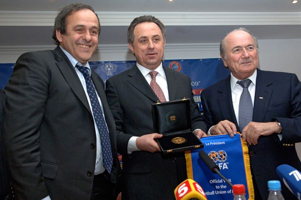 2009 год. Президент УЕФА Мишель Платини, президент РФС Виталий Мутко и президент ФИФА Йозеф Блаттер (слева направо) в на пресс-конференции, посвященной очередному розыгрышу Кубка Содружества.