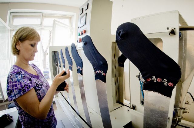 Как вяжут носки на фабрике