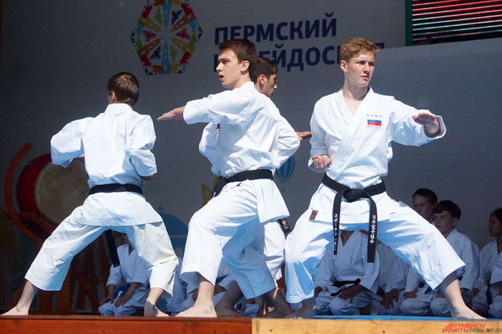 Показательные выступления проходили на главной сцене парка Горького.