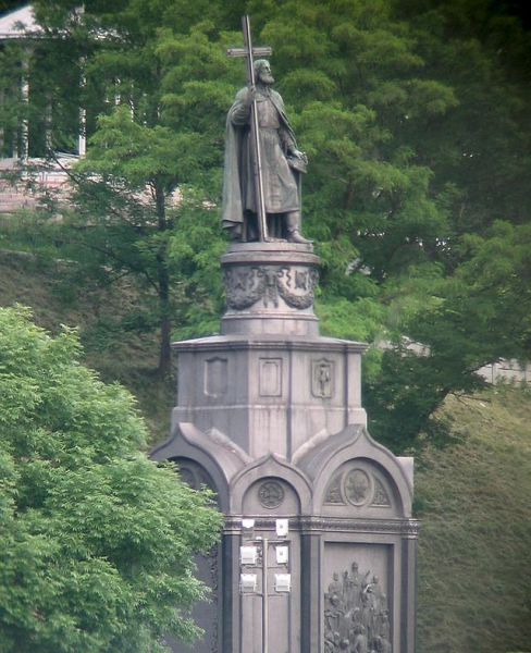 Памятник князю Владимиру, установленный в Киеве, представляет собой бронзовую статую высотой 4,5 метра, установленную на пьедестале высотой 16 метров. Монумент был установлен на берегу Днепра в 1853 году.