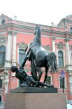 Прямым прообразом коней Клодта послужили фигуры Диоскуров в Римском форуме на Капитолийском холме.
