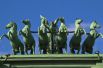 На Нарвских воротах установлена несущая колесницу богини славы шестёрка коней, выполненная из кованой меди по модели Клодта в 1833 году. В отличие от классических изображений этого сюжета, кони в исполнении Клодта стремительно несутся вперёд и даже встают на дыбы.