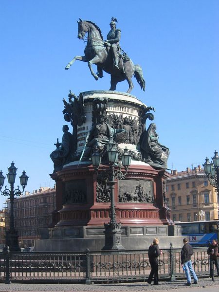 Памятник Николаю I на Исаакиевской площади. Первоначальный эскиз, созданный Клодтом, представлял собой всадника на спокойно стоящем коне. 