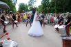 Так, карнавал остановился перед свадебной парой. Артисты окружили молодоженов и танцевали вокруг них.
