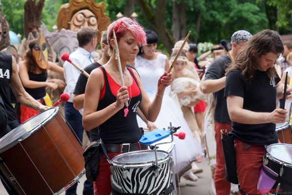 Участник фестиваля коллектив «44 Drums» - один из уникальнейших проектов России. Ансамбль барабанщиков существует более пяти лет и активно принимает участие в фестивалях и конкурсах, шоу и парадах.