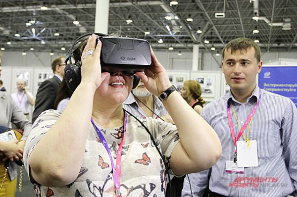 Интересно, что видят эти люди через очки виртуальной реальности? Может быть, Россию XXII века?