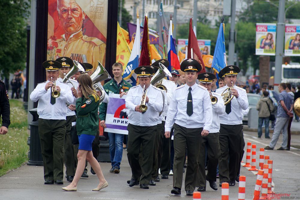 Впереди шел оркестр.