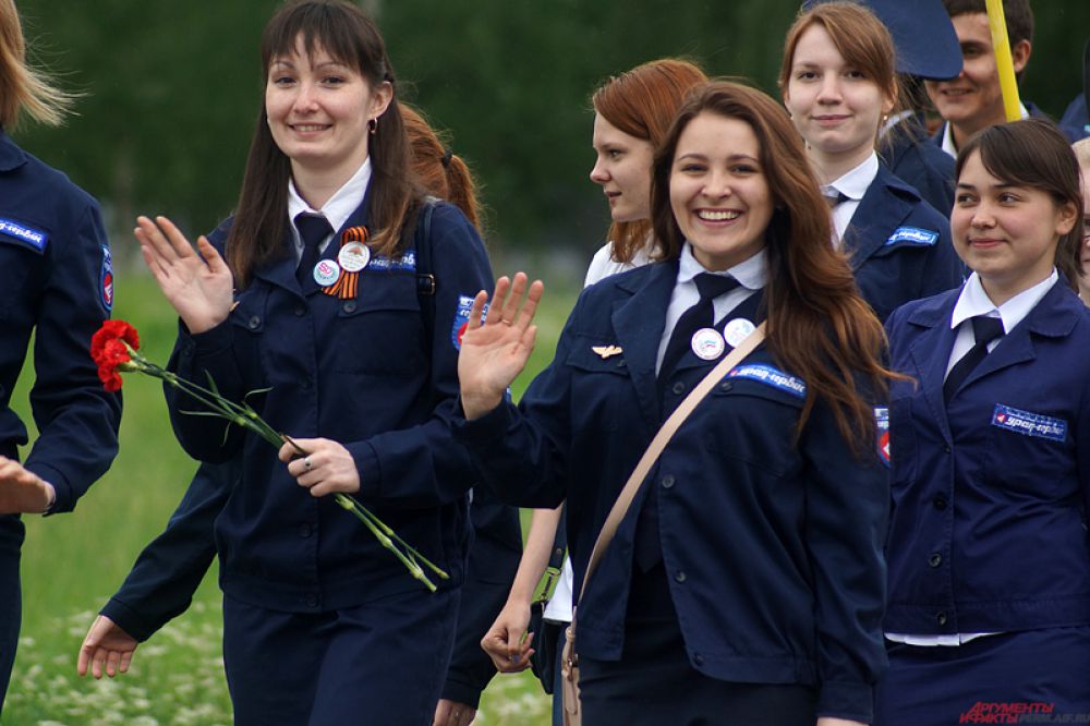 Многие улыбались, несмотря на капризную погоду.
