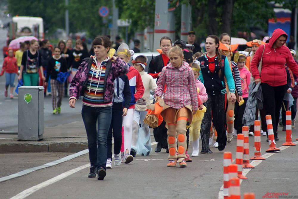 Парад участников состоялся на пешеходной части улицы Ленина.