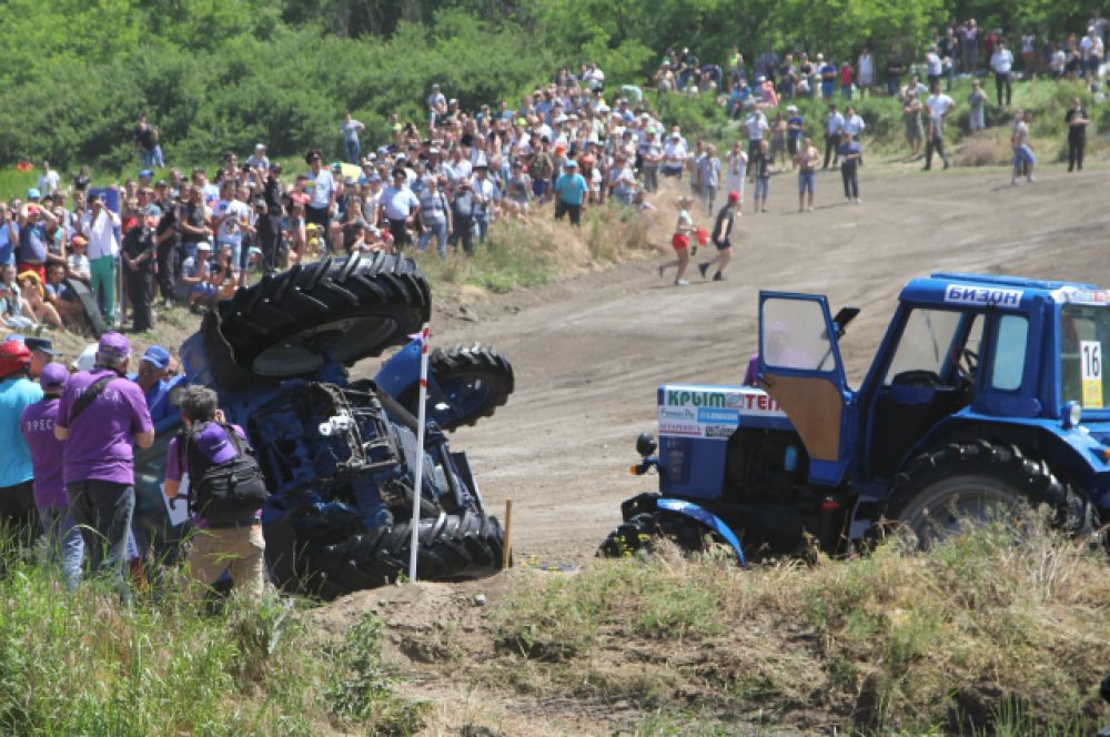 На гонке тракторов в 2015 году не все доехали до финиша. 