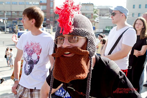 Или человек в забавной шапко-бороде. 