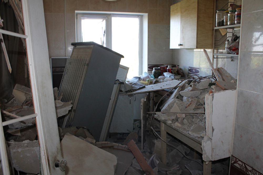 «Растущей гуманитарной проблемой» становится доступ к питьевой воде в Марьинке и окрестностях. Такой возможности, по словам Ларке, там не имеют около 10 тыс. человек. «Местные власти пытаются подвозить воду в цистернах, но этого недостаточно», - отметил он. В районах близ Луганска, продолжил Ларке, по имеющимся данным, доступа к воде не имеют «тысячи людей».