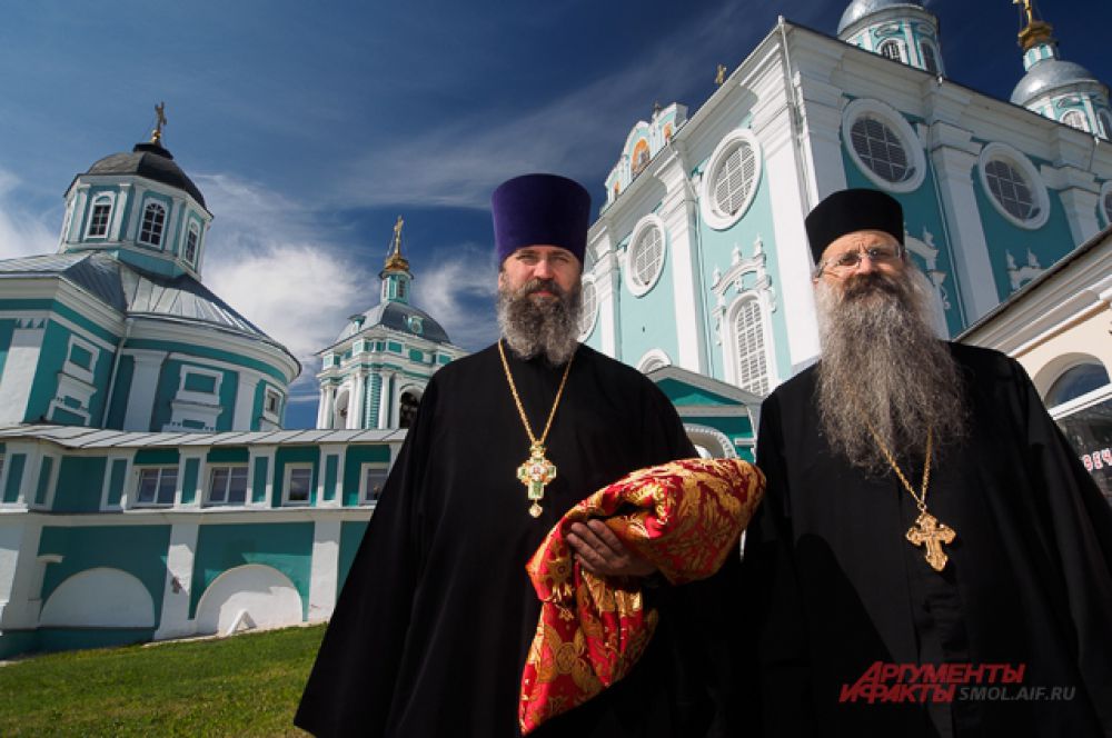 Афонские монахи, доставившие святыню в Смоленск.