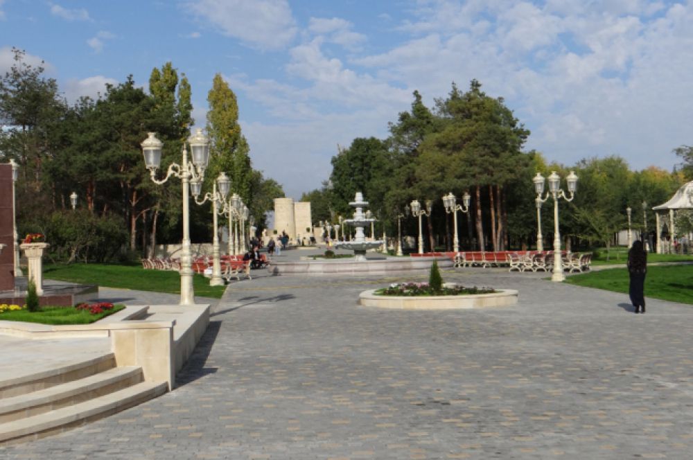 Впервые прогуляться по парку Дружбы Волгограда и Баку горожане смогли осенью 2013 года. С тех пор парк стал больше и еще красивее. Помимо мощеных аллей и фонтанов, на его территории есть площадка для детей с инвалидностью, аттракцион с динозаврами и веревочный городок.