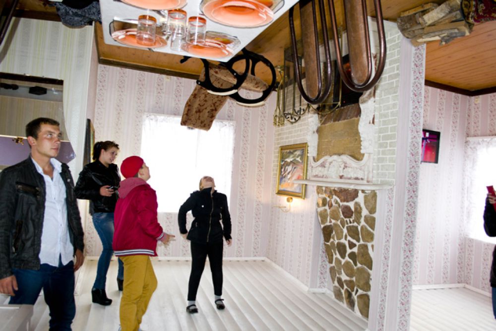 Дом-перевертыш у ТРК «Европа Сити Молл» открылся в сентябре 2014 года. Вся мебель и предметы быта в небольшом коттедже подвешены к потолку вверх ногами.