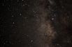Последним таким шажком «Хаббла» стал впечатляющий по красоте снимок звездного скопления Арки (Arches Cluster). Оно расположено в созвездии Стрельца на расстоянии около 25 тысяч световых лет от Земли, недалеко от центра нашего Млечного пути. Считается, что в Стрельце располагается самая красивая часть Млечного Пути, множество шаровых скоплений, а также тёмных и светлых туманностей. 