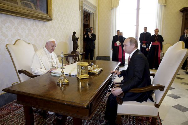 Папа римский Франциск также попросил Владимира Путина передать наилучшие пожелания святейшему патриарху Кириллу.