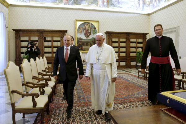 Сообщается, что после беседы с понтификом Путин представил папе Франциску каждого из членов делегации.