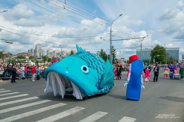 Некоторые площадки в торжественном шествии вызывали настоящий восторг у зрителей