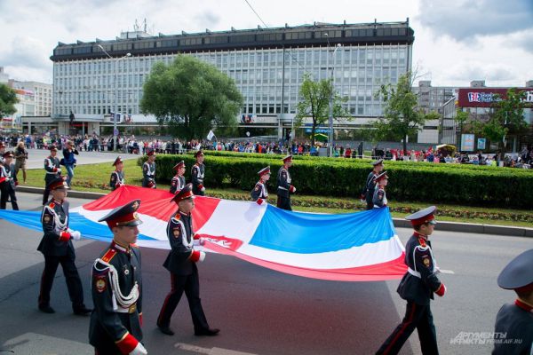 По улице Ленина торжественно пронесли флаг Пермского края